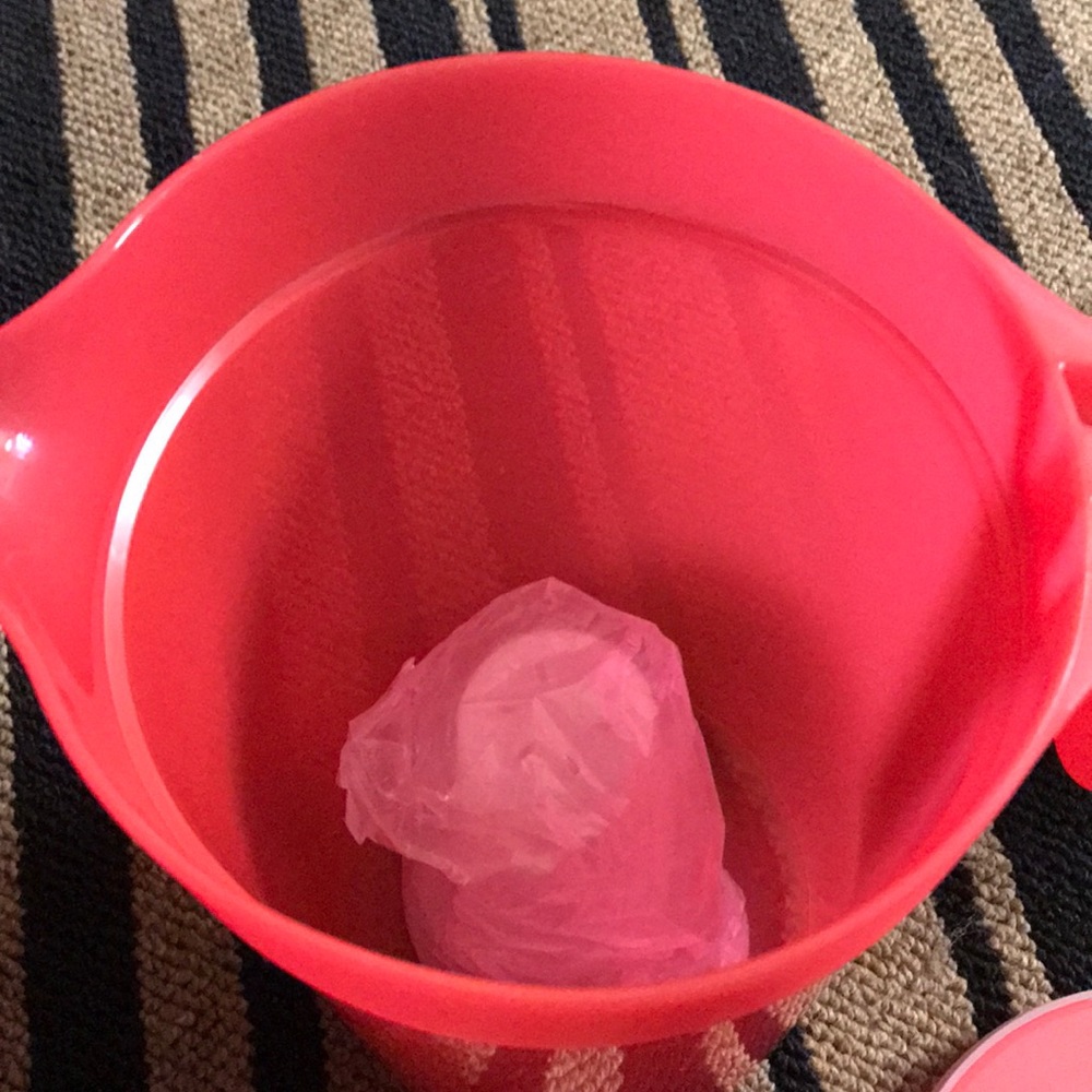 Tupperware pitcher - Picture 4 of 7